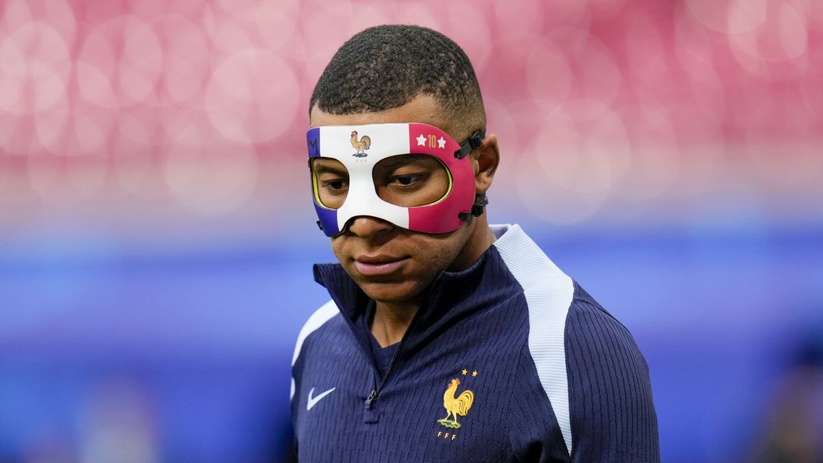 Kylian Mbappé porte un masque interdit. Les Français sont mystérieux