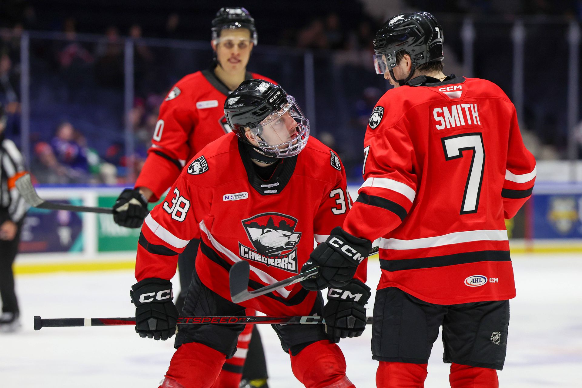 Oliver Okuliar v drese Charlotte Checkers.