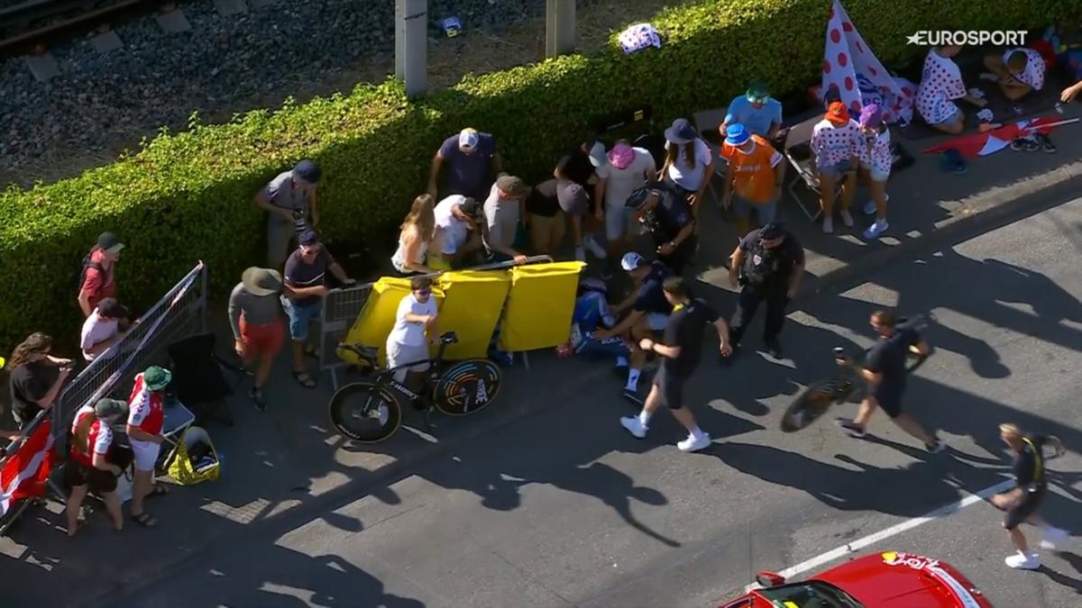 VIDEO Ďalší šok na Tour de France! Jeden z lídrov tímu BORA–hansgrohe nezvládol nástrahy zjazdu