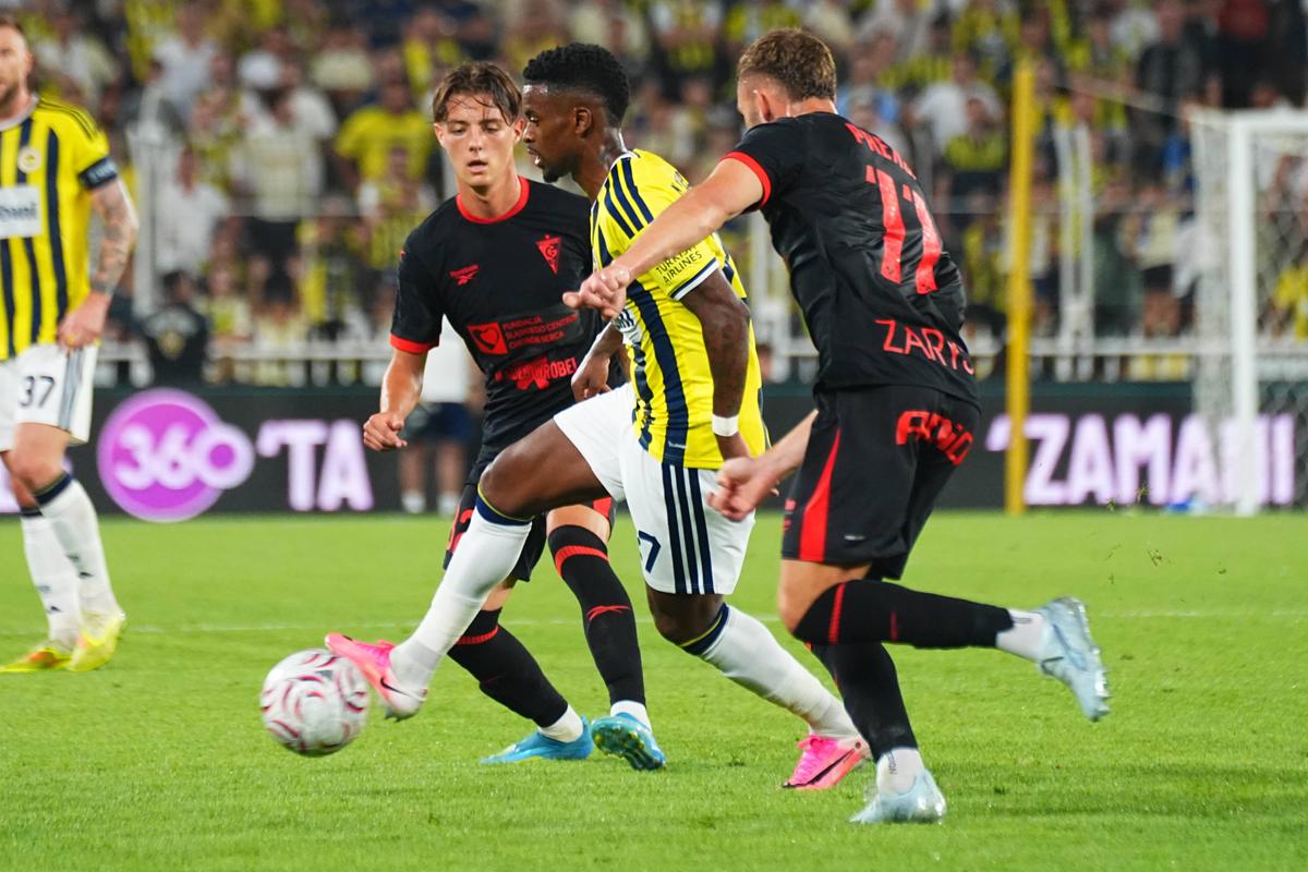 Škriniarovo Fenerbahce dominoval a vybojoval si tesný náskok. Gašparíkov Górnik kládol favoritovi odpor