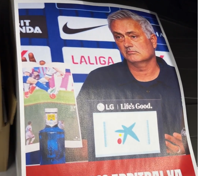 Mourinho prišiel na tlačovku s vytlačenými fotkami. Atlético ho na sociálnych sieťach vysmialo