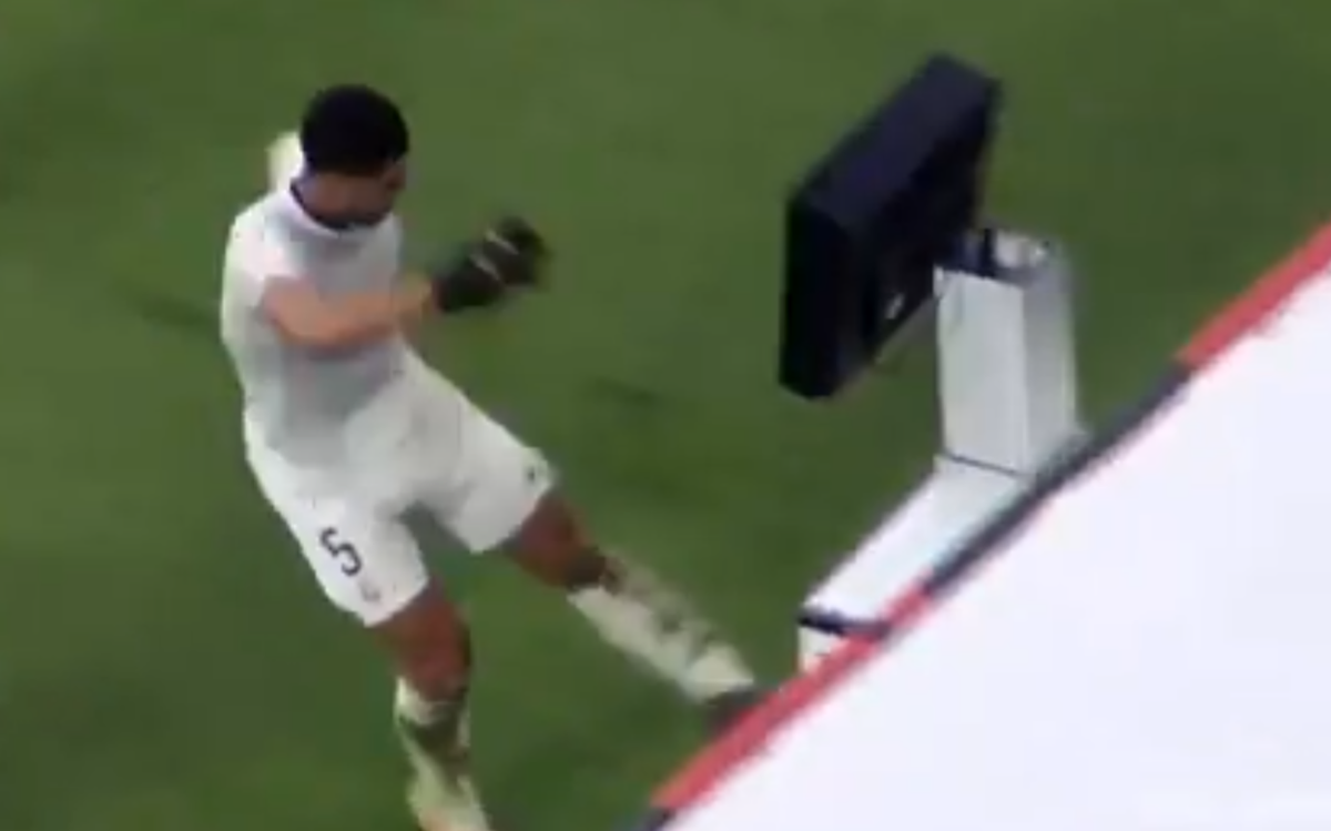 VIDEO Neuniesol prehru. Zúrivý Bellingham po derby urážal rozhodcu a takmer rozbil VAR: Hanba! Ty...