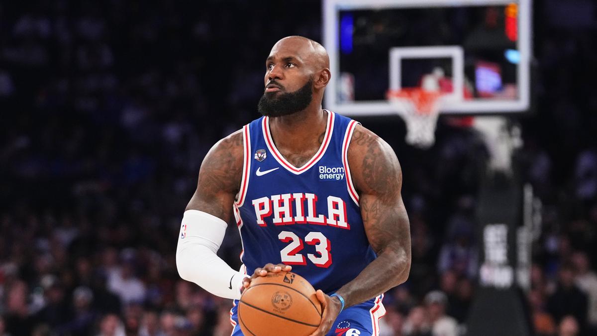 VIDEO Debut LeBrona Jamesa sprevádzala kontroverzia. Tvrdá slovná výmena s fanúšikom Knicks!