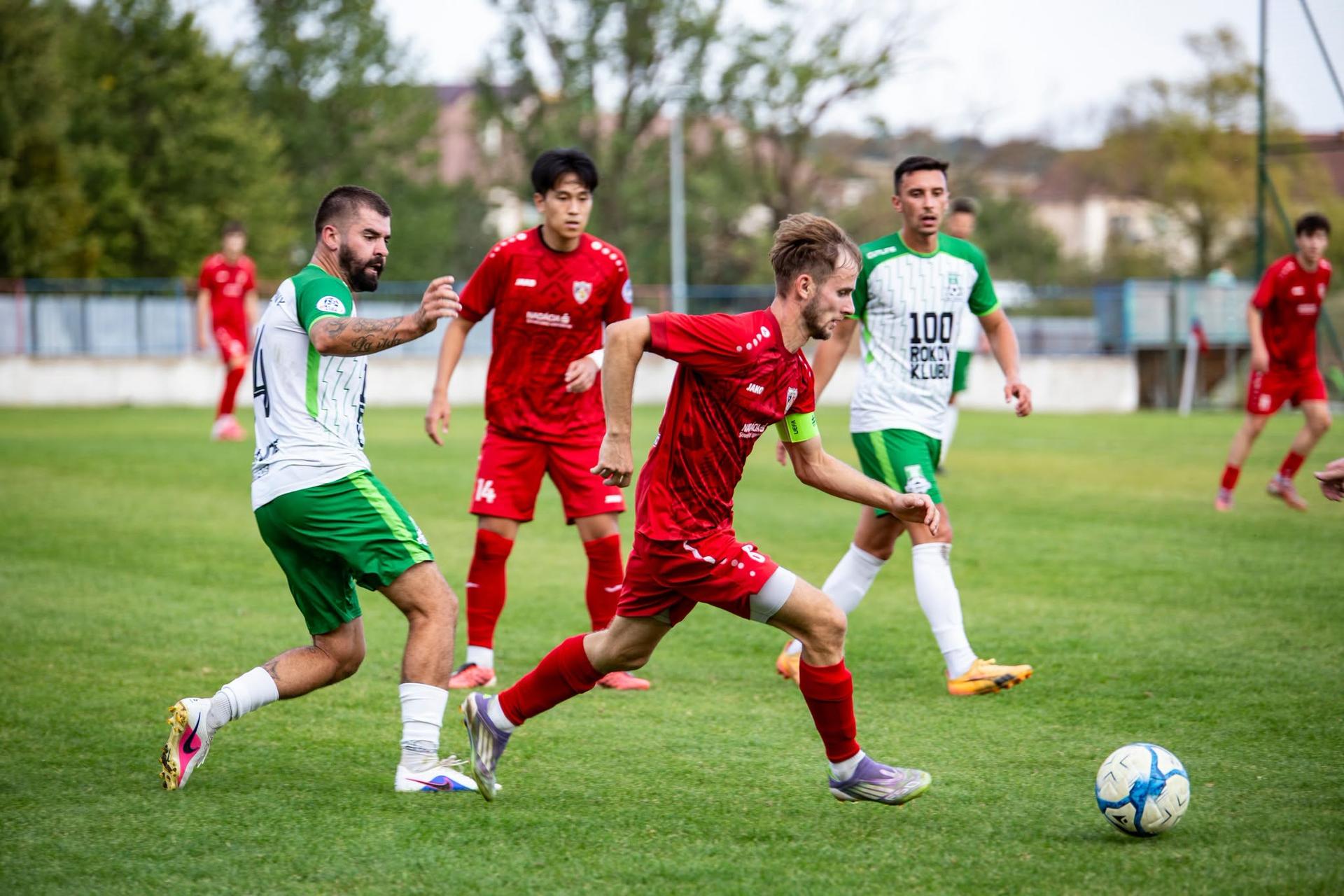 Pre hráčov Sabinova (v červenom) sú brány súperov zakliate. Zdroj: facebook MFK Slovan Sabinov