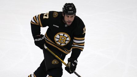 Prokurátori stiahli obvinenie proti útočníkovi Bostonu Bruins. Do kádra "medveďov" sa už nevráti