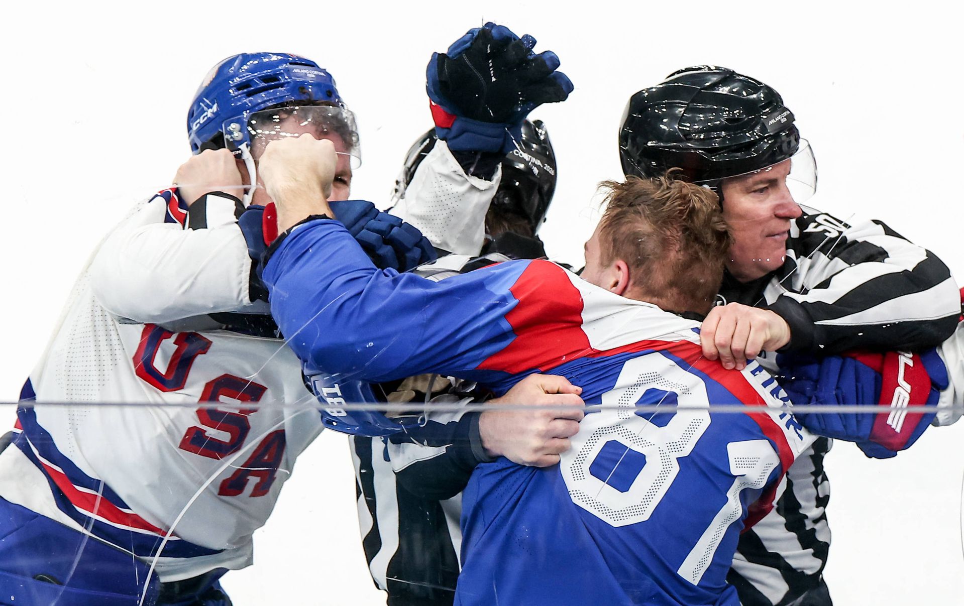 Erik Černák v bitke s Tkachukom. Zdroj: IMAGO
