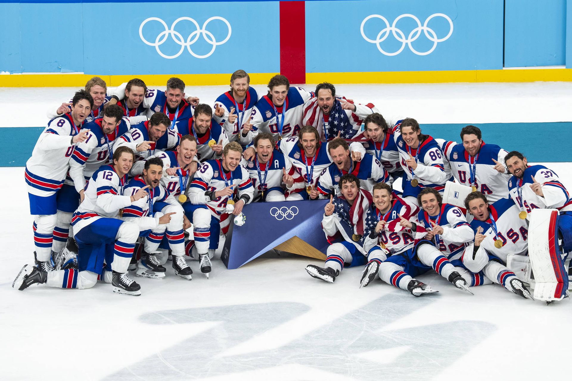 Hráči USA po víťazstve vo finále ZOH 2026. Zdroj: IMAGO