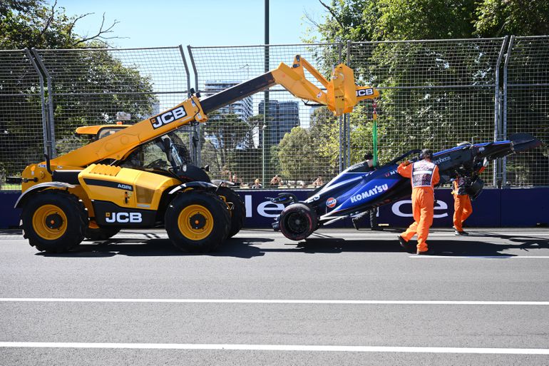 Veľká cena Austrálie: Piatkové tréningy pre McLaren a Ferrari. Albon rozbil svoj monopost
