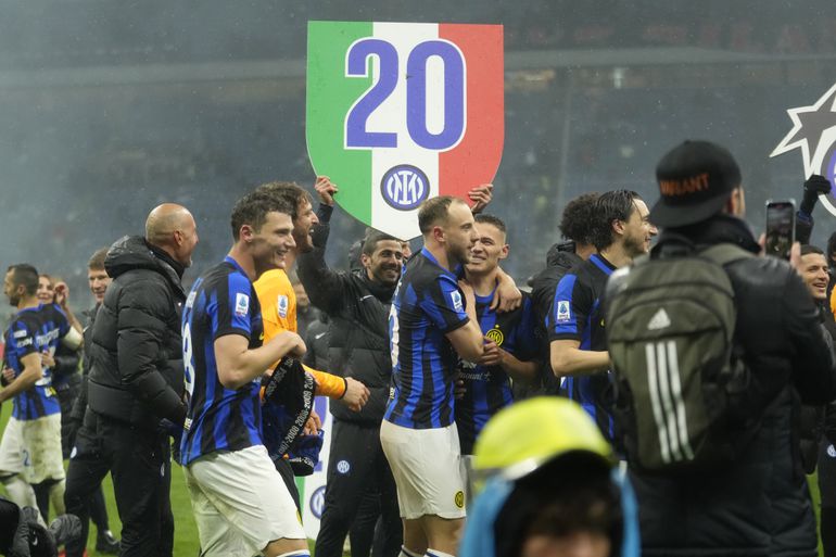 Výbuch radosti na San Siro. Inter Miláno pred očami mestského rivala oslávil zisk 20. titulu