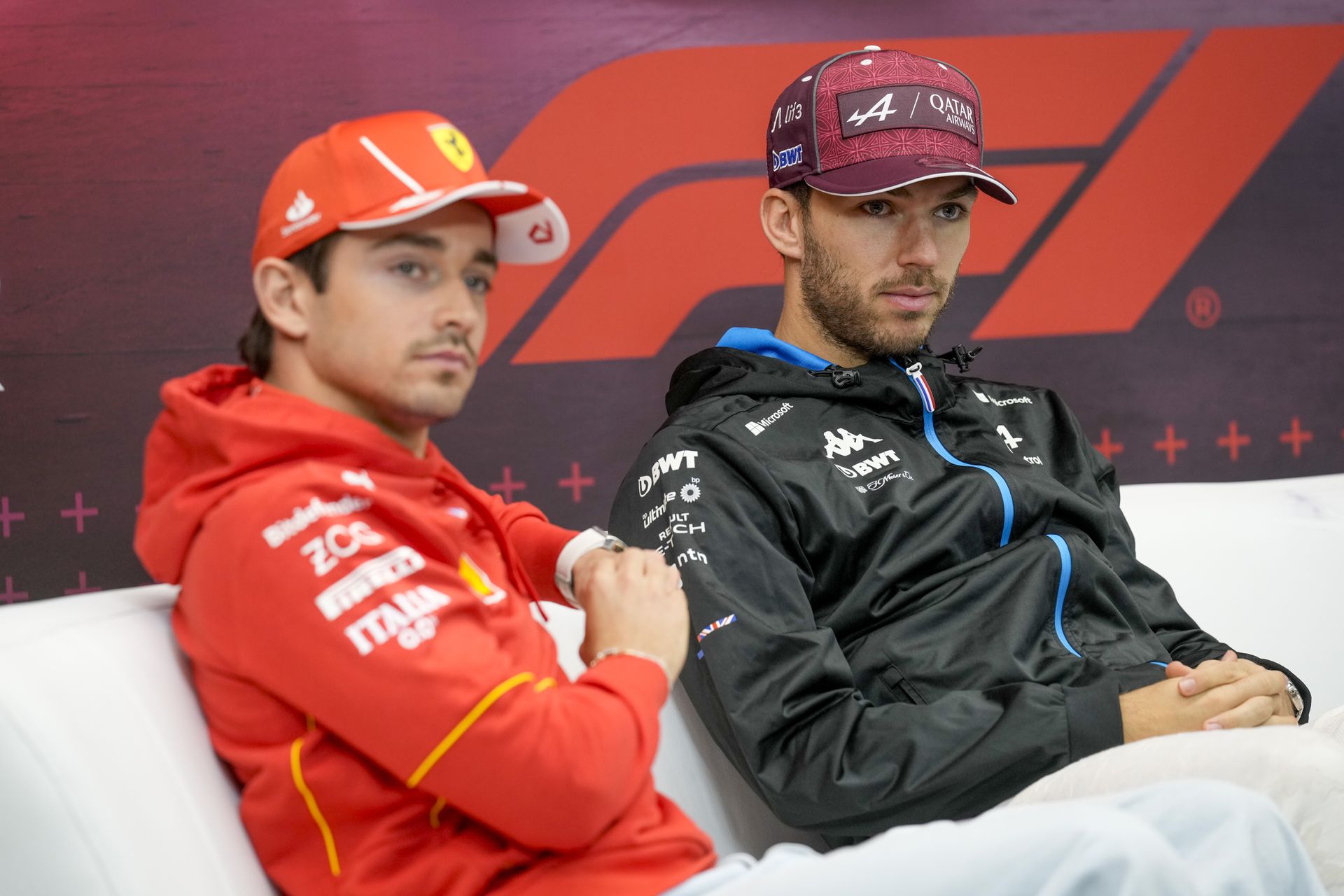 Pierre Gasly (vpravo) z tímu Alpine a jazdec Ferrari Charles Leclerc. Zdroj: SITA/AP