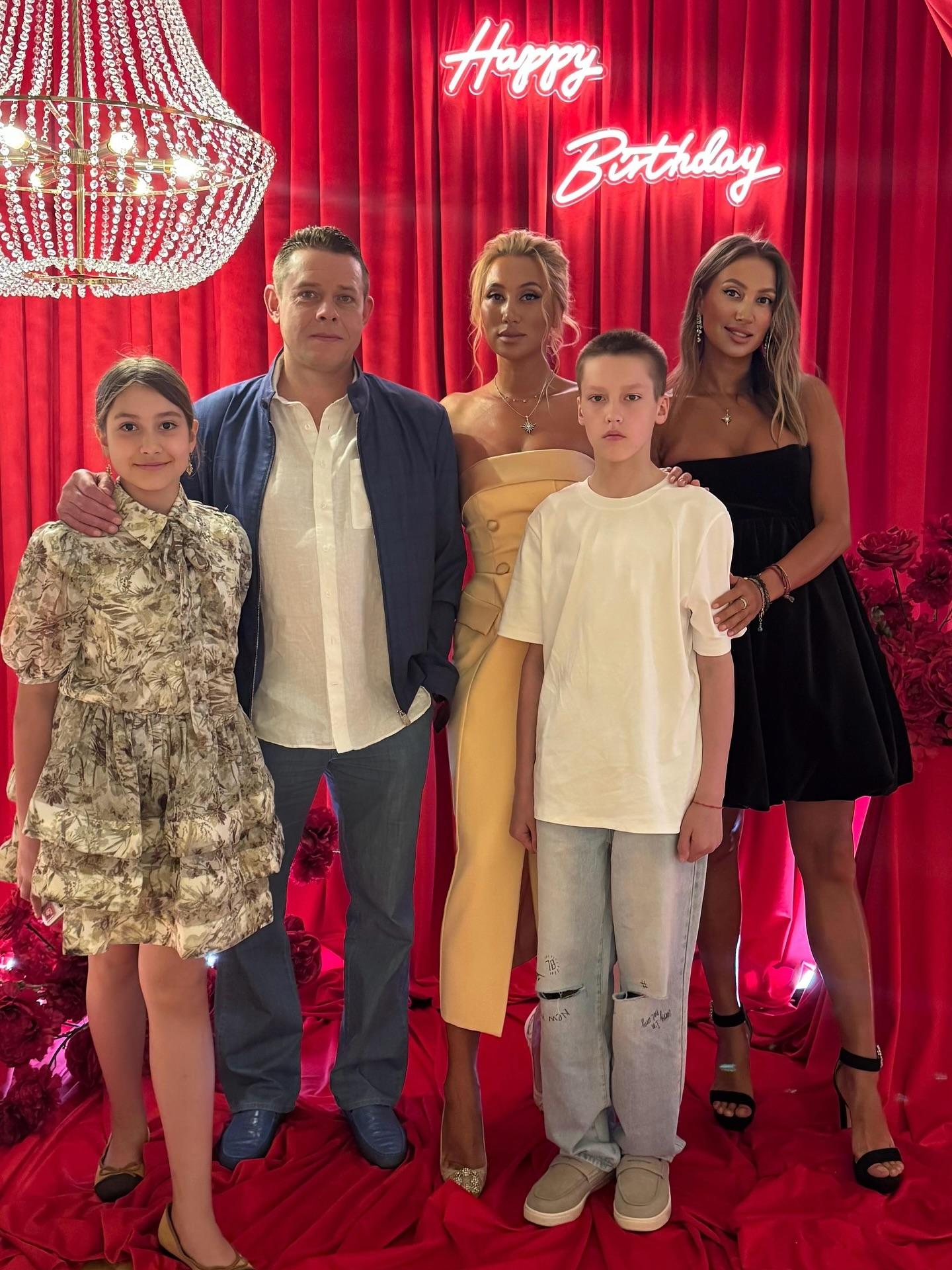 Pavel Bure s jeho rodinou. Zdroj: Instagram.com/alinabure