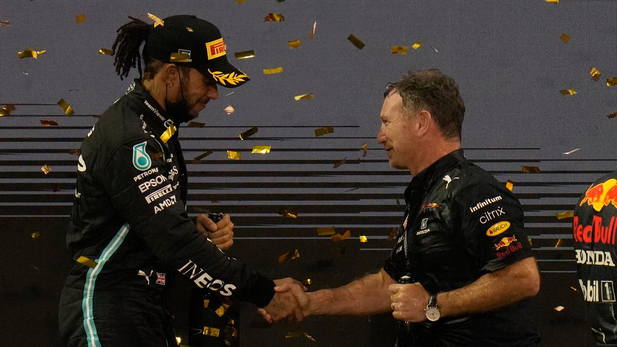 Christian Horner tvrdí, že Lewis Hamilton prosil o miesto v Red Bulle. Prečo z prestupu nič nebolo?