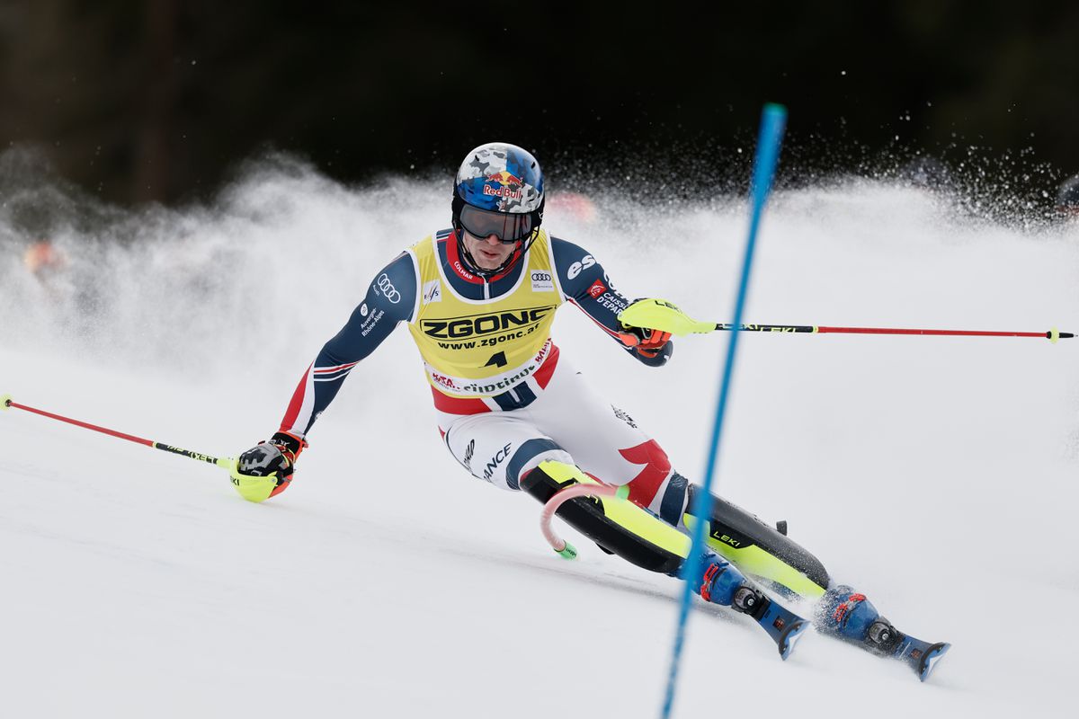 Po 1. kole sa na čele usadil Francúz. Víťaz úvodného slalomu s výraznou stratou