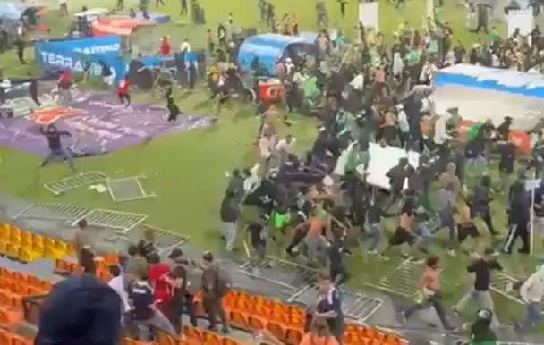 VIDEO Totálny chaos a šialenstvo na štadióne. Lietali nože aj kovové tyče, zranili sa aj policajti