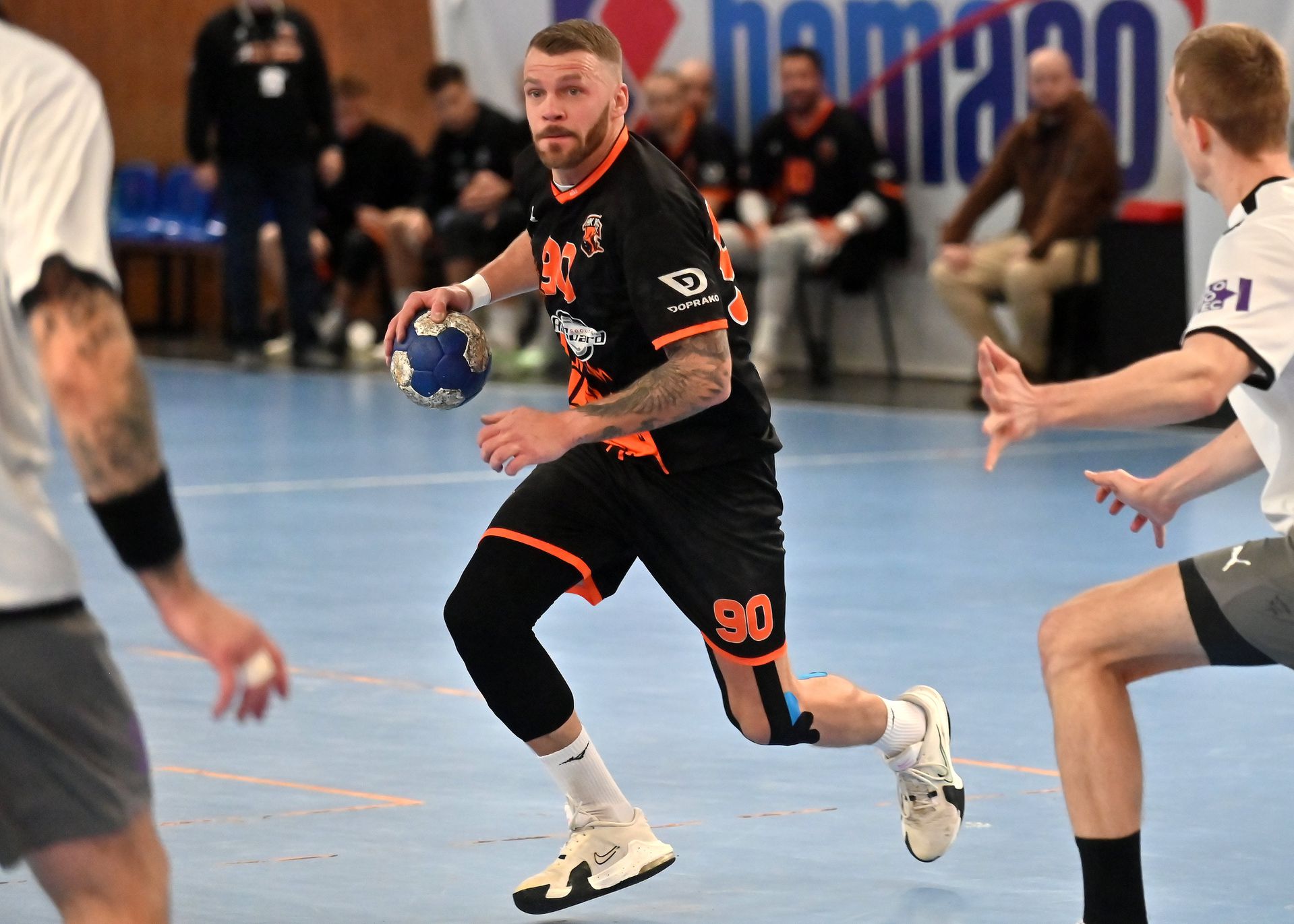 Na snímke s loptou Vladimír Guzy (Košice).
Zdroj: TASR