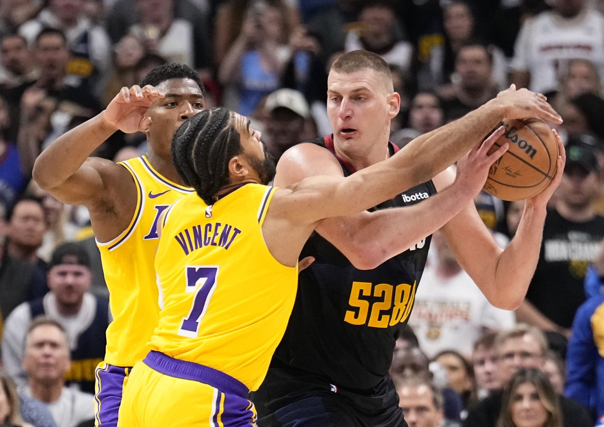 Denver Nuggets - Los Angeles Lakers. Zdroj: SITA/AP