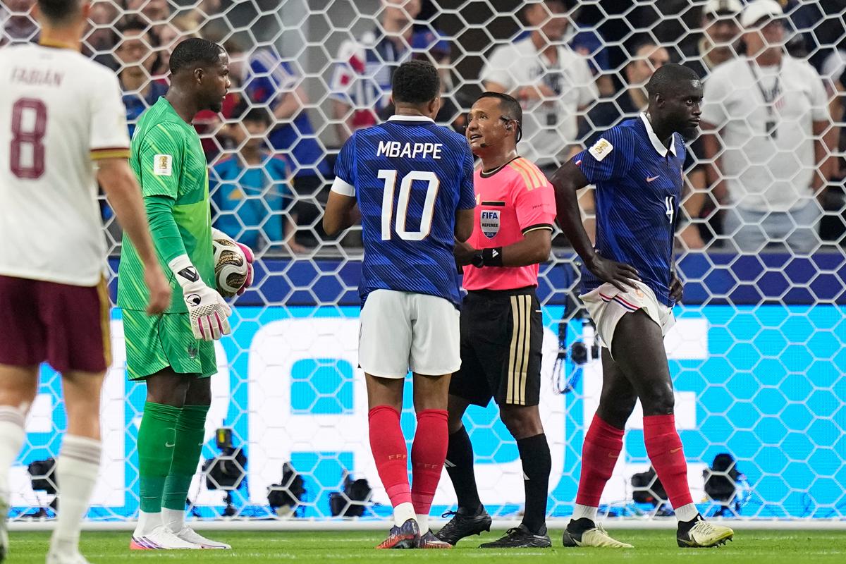 Rozhodca, ktorého kritizoval Didier Deschamps, prelomil mlčanie: Vieme, čo sme prežili