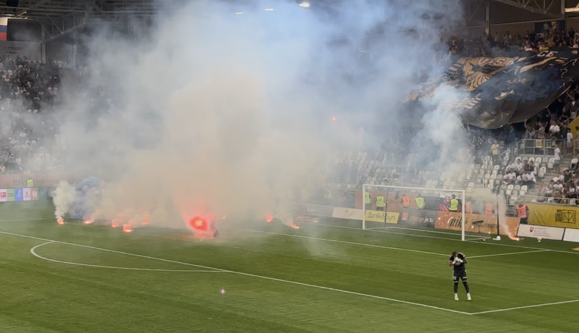 Zahádzaná šestnástka svetlicami v zápase FC Košice - Slovan Bratislava. Zdroj: ŠPORT.sk