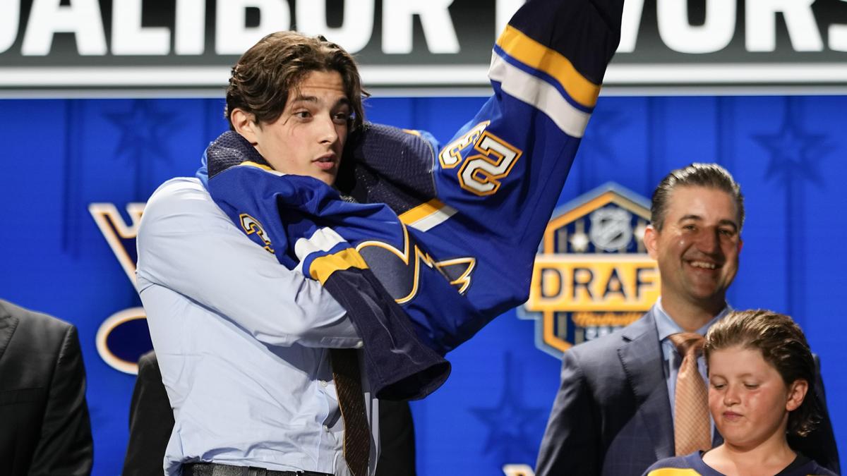 NHL のホッケー / スロバキア人 – ダリボル・ドヴォルスキーがゴールを決めた後に喧嘩になった