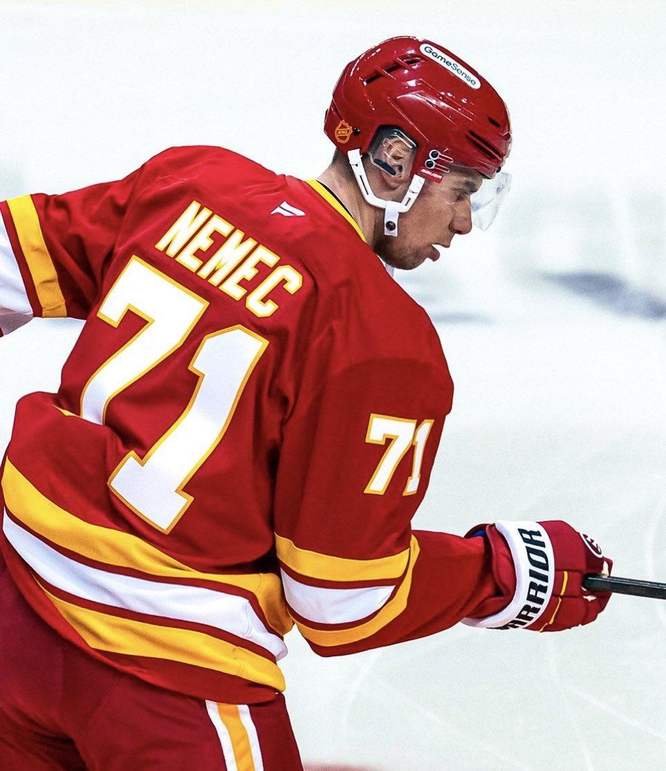 Šimon Nemec v drese Calgary Flames. Zdroj: X / NHL