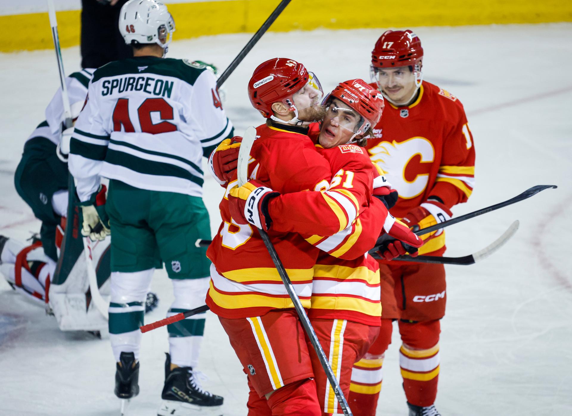 Hokejisti Calgary Flames sa tešia z gólu v zápase proti Minnesote Wild. Zdroj: SITA/AP