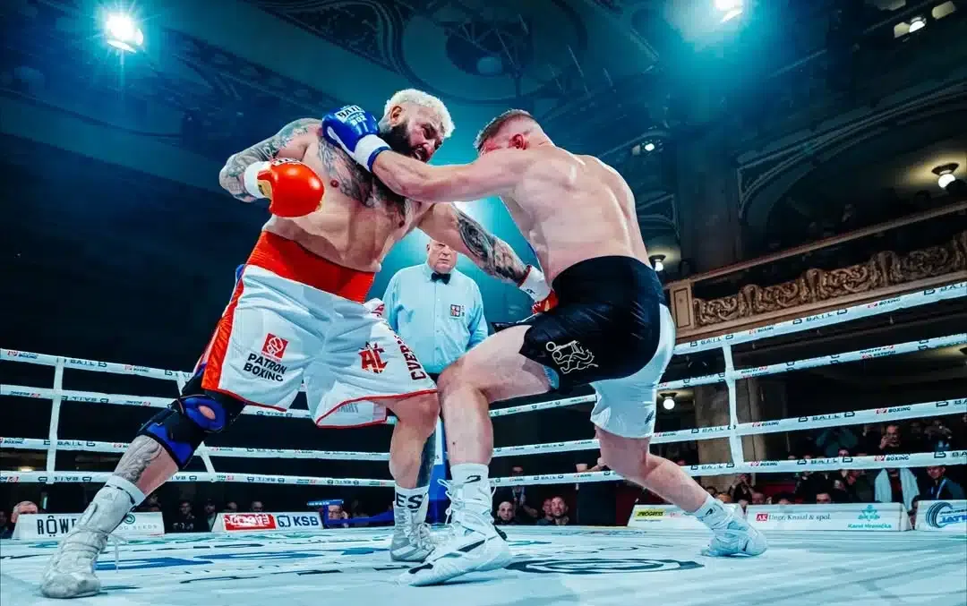 VIDEO Päťdesiatročný Alex Cverna doručil ďalšie KO. Toto je jeho reakcia