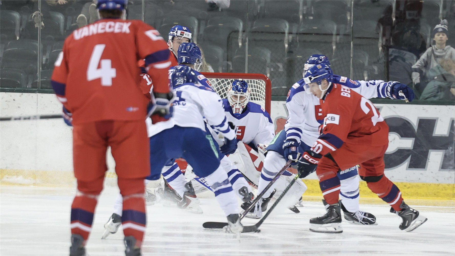 Slovenskí hokejisti do 20 rokov v zápase proti Česku. Zdroj: SZĽH