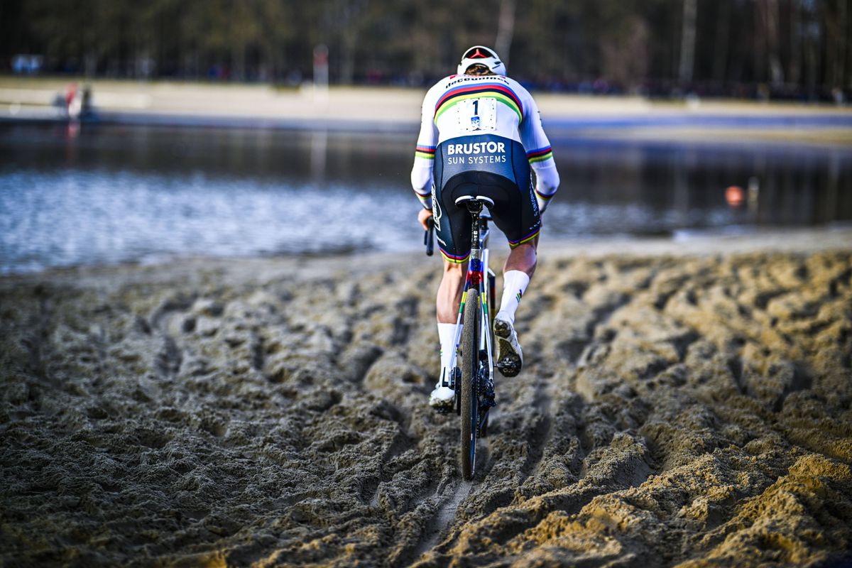 VIDEO Triumf nezastaviteľného Holanďana opäť poznačil divák. Mathieu van der Poel reagoval stroho