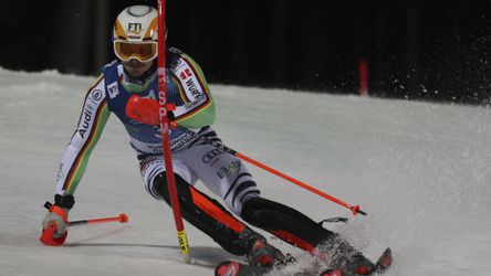 Strasser ovládol 1. kolo nočného slalomu v Schladmingu, domácemu Fellerovi jazda nevyšla