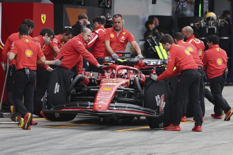 Ferrari šokovalo fanúšikov. Po desaťročiach sa vracia k modrej farbe, jazdci ukázali prvé outfity