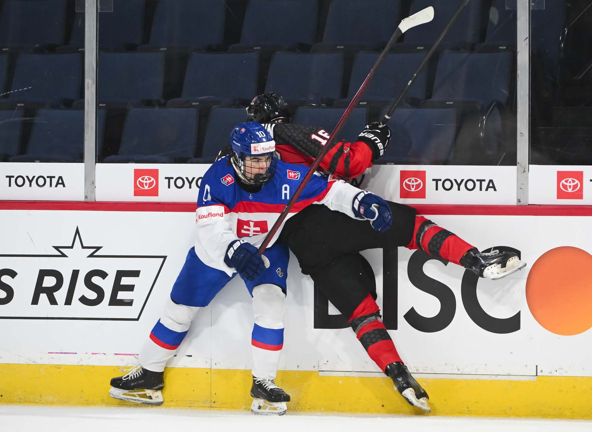 Kanada - Slovensko na MS v hokeji do 18 rokov. Zdroj: IIHF