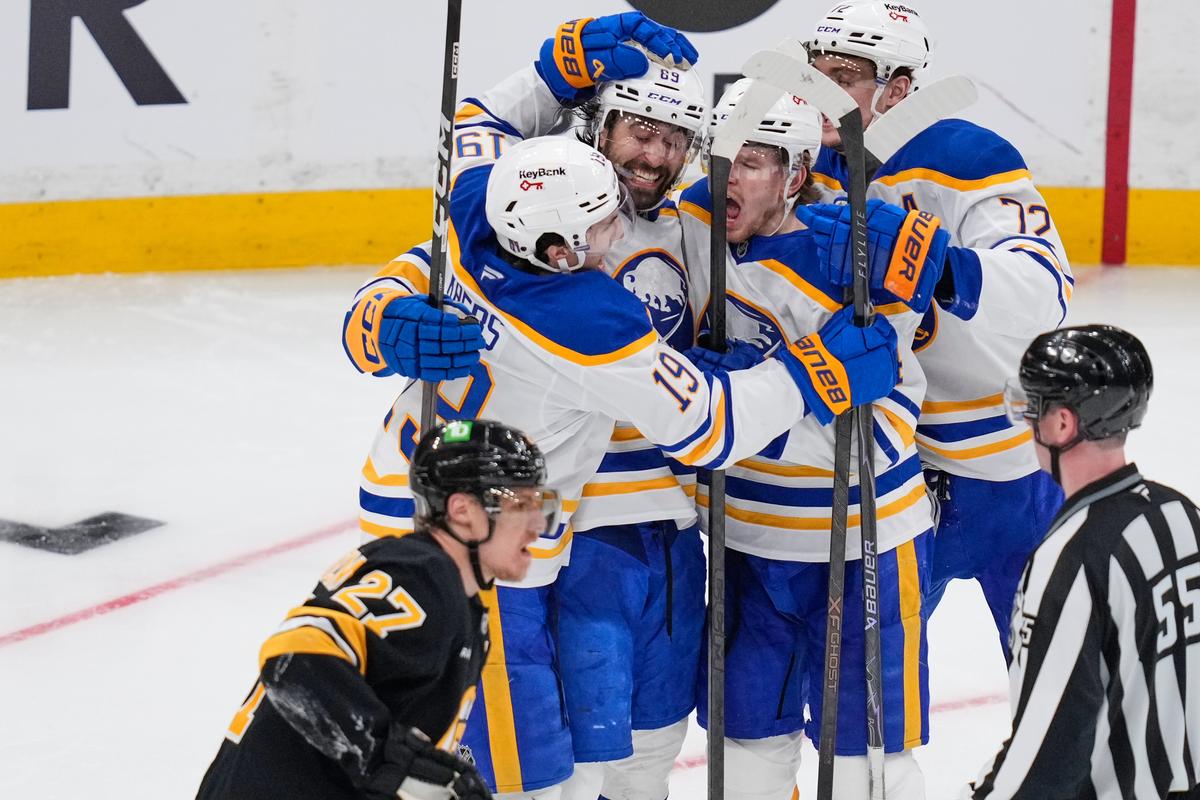 VIDEO Buffalo sa ujalo vedenia v sérii nad Bostonom. Carolina a Colorado sú krok od postupu