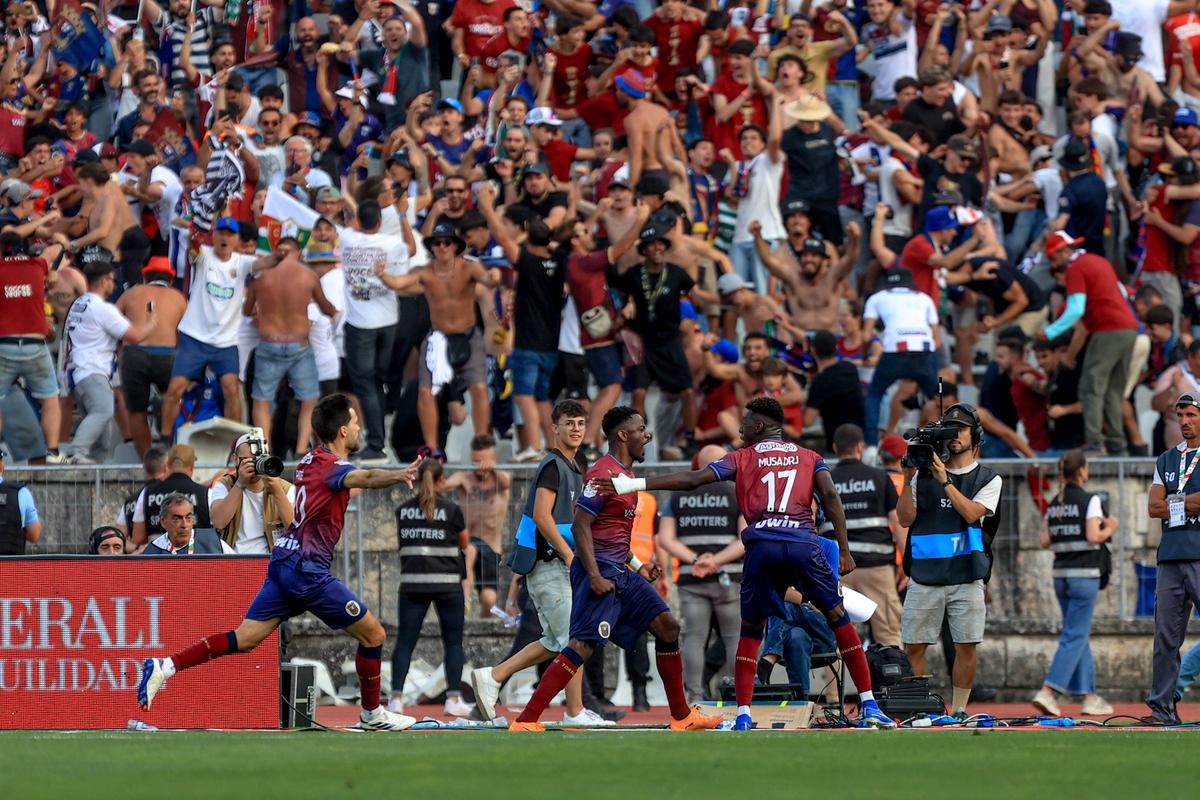 Absolútna senzácia. Klub z nižšej súťaže vo finále pohára zdolal giganta a získal prvú trofej v histórii