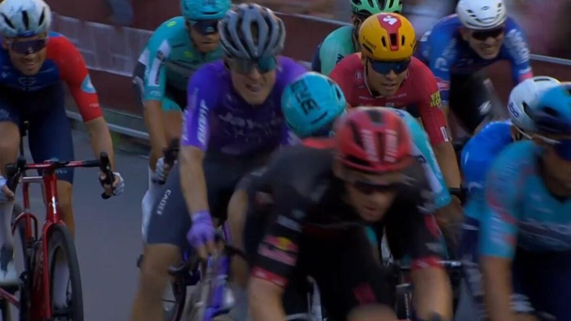 VIDEO Šialený incident v záverečnom špurte. Taliana po hlavičke vylúčili z Giro d'Italia
