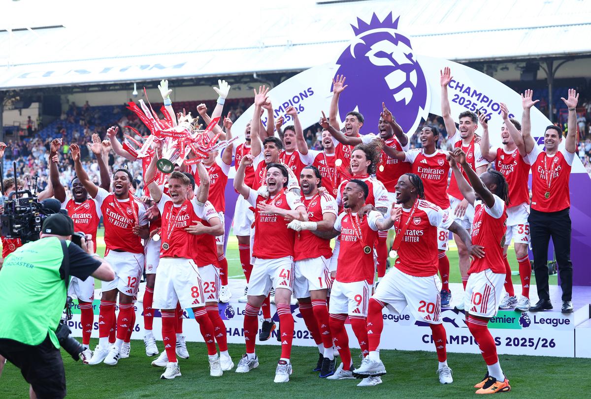 VIDEO Moment, na ktorý čakali 22 rokov. Trofej pre šampióna Premier League je v rukách hráčov Arsenalu