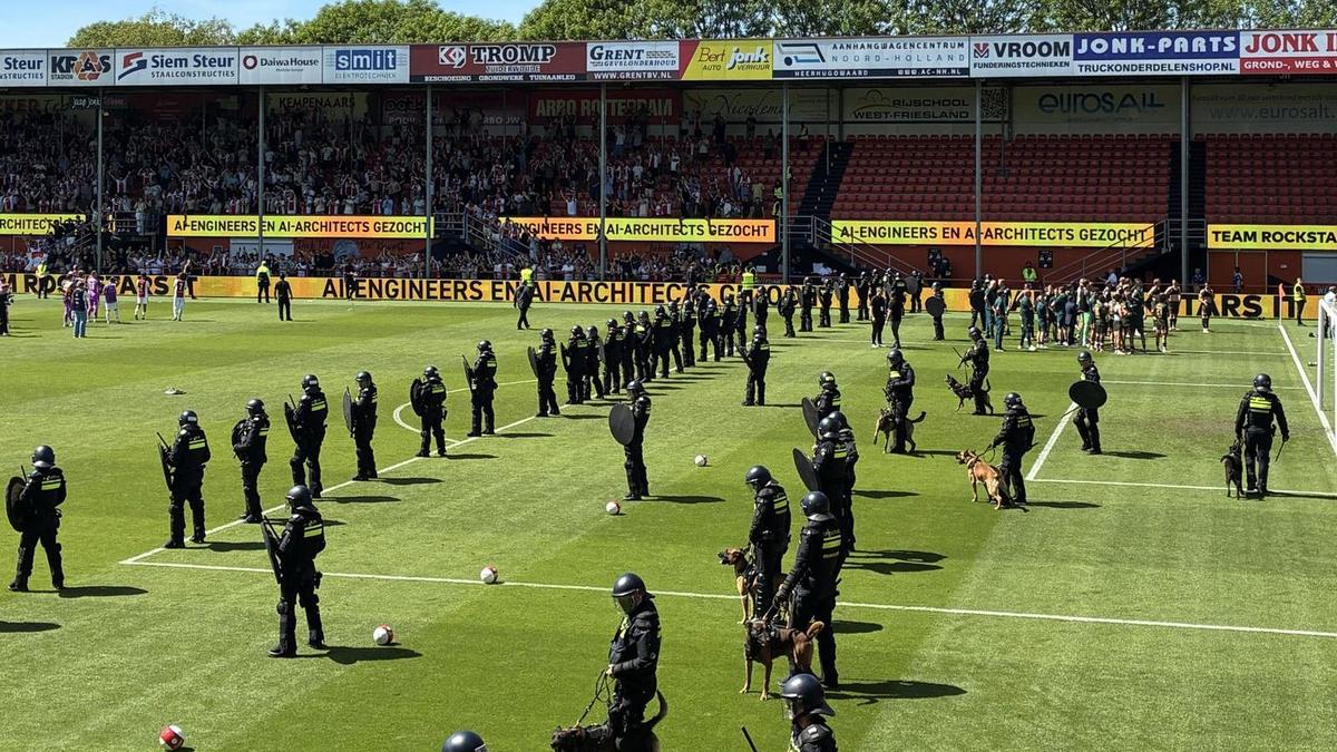 VIDEO Polícia, psy a chaos po zápase Ajaxu. Fanúšikovia vtrhli na trávnik, televízia prerušila rozhovor