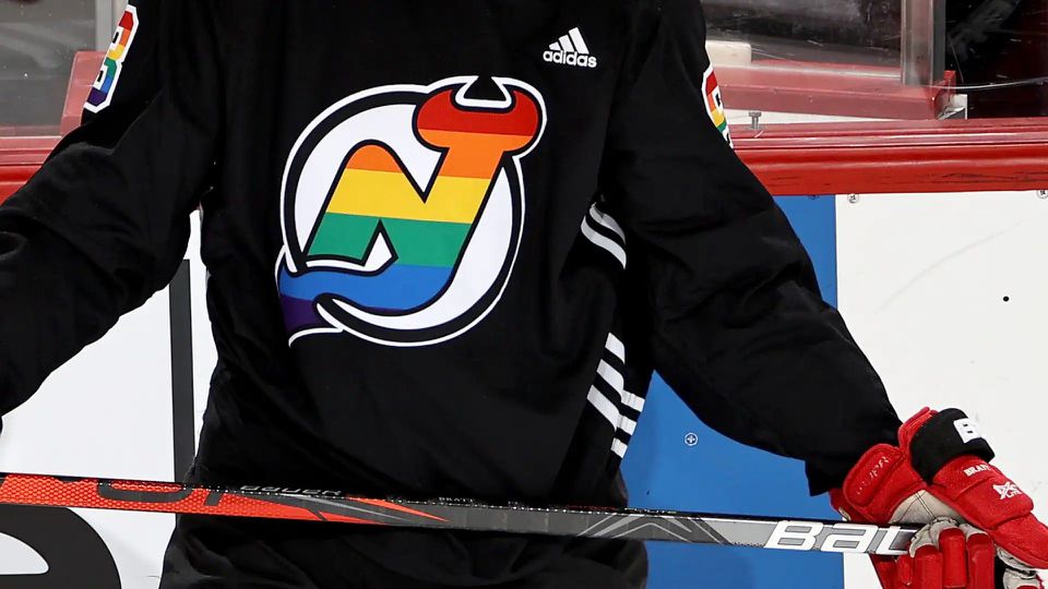 Niektorí hráči ich odmietli nosiť. NHL zakázala dúhové dresy na podporu komunity LGBT