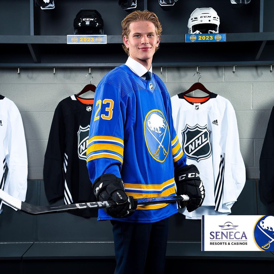 Maxim Štrbák v drese Buffala Sabres po drafte. FOTO INSTAGRAM/BUFFALO SABRES