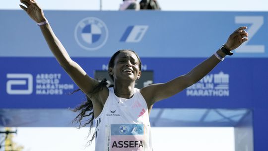 Etiópska bežkyňa Assefová prekonala svetový rekord v maratóne