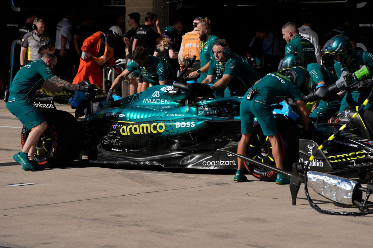 VIDEO Aston Martin vyhral prvé pomyselné preteky Formuly 1 v sezóne 2026