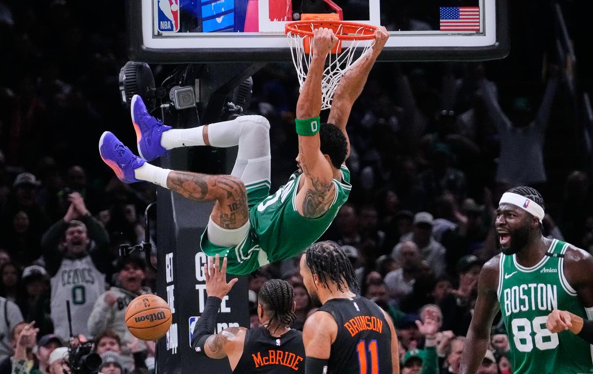 NBA: New York Knicks po majstrovskej sezóne stále bez výhry. Boston Celtics potiahol hviezdny Tatum