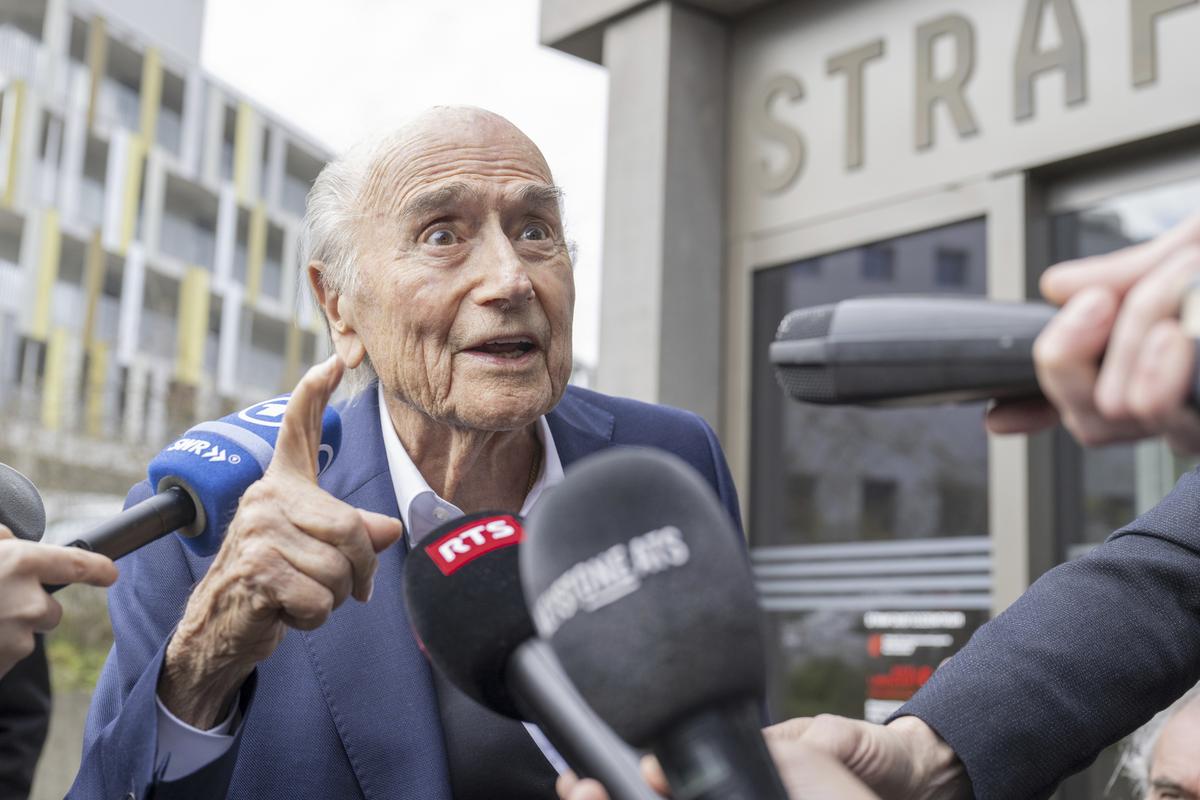 Kam smeruješ FIFA? Do Infantina si neváhal kopnúť aj bývalý prezident Blatter