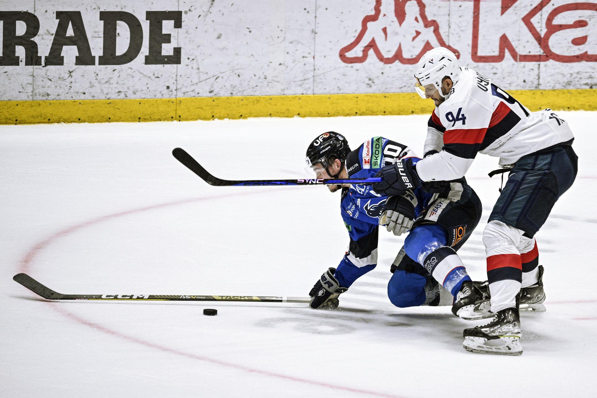Ryan Dmowski z HK Poprad a  Alex Výhonský z HC Slovan Bratislava. Zdroj: SITA/AP