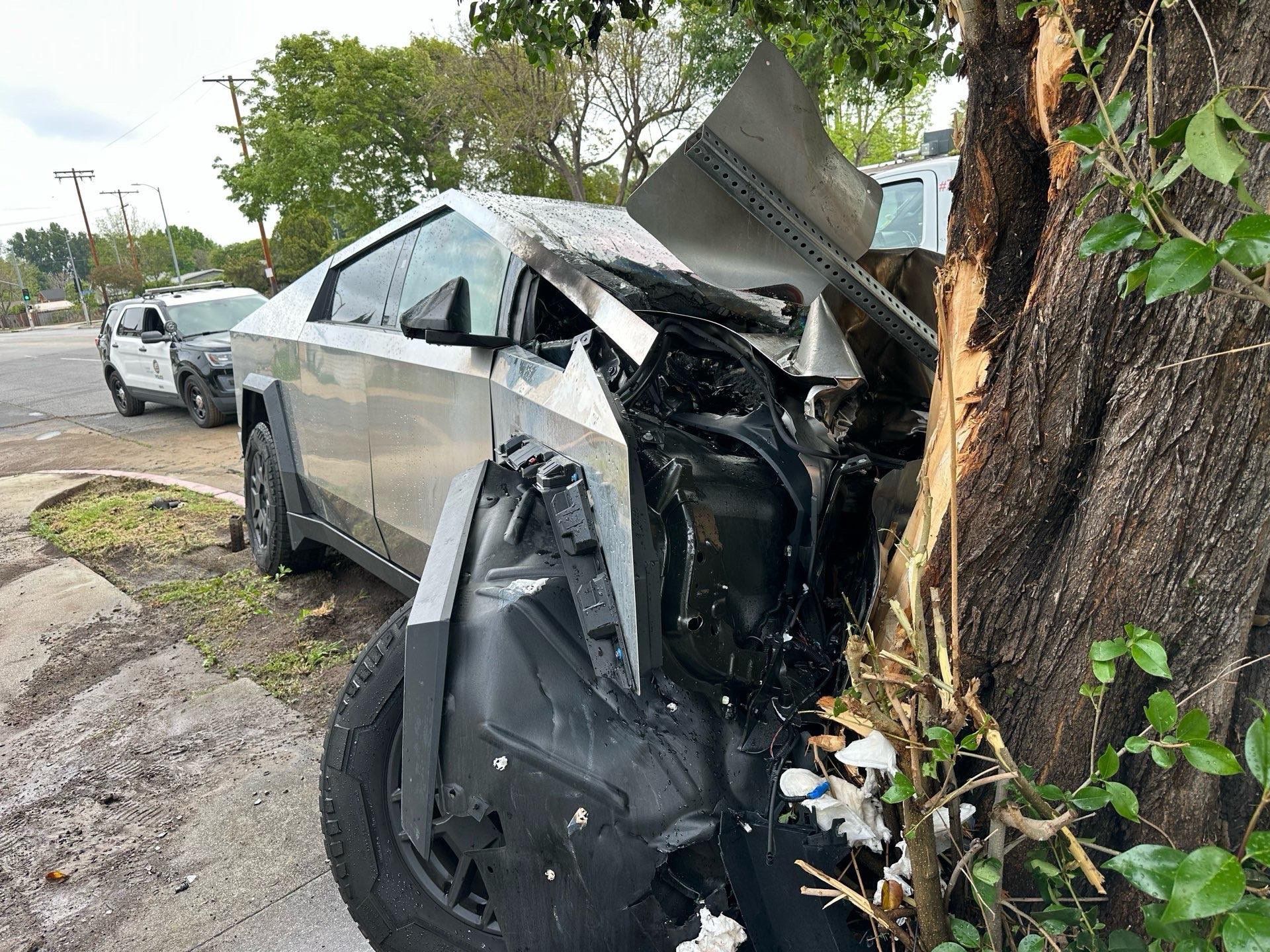 Zničené auto Alijaha Arinasa. Zdroj: X / RIchard Winton