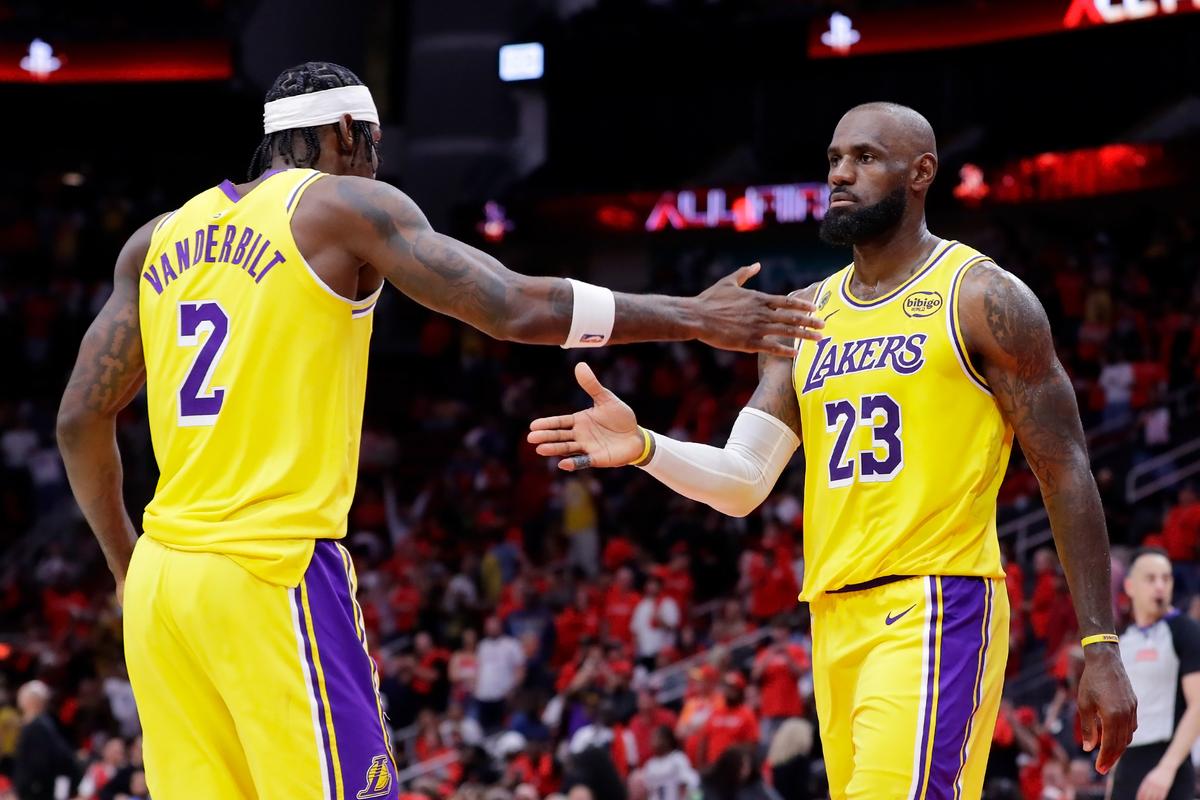 NBA: LeBron James odmieta starnúť, Lakers sú krok od postupu. Spurs sa vyrovnali s absenciou hviezdy