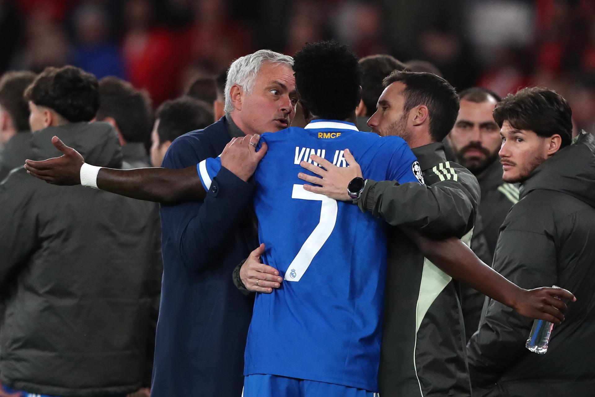José Mourinho ako tréner v Benficy s Viníciusom Jr. Zdroj: SITA/AP