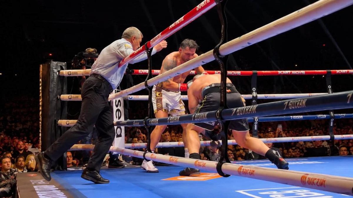 VIDEO Mení toto pohľad na situáciu? Usyk poslal Rica tesne pred ukončením zápasu do ťažkého počítania