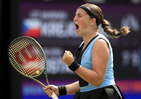 WTA Birmingham: Ostapenková vo finále zdolala Krejčíkovú a oslavuje šiesty titul