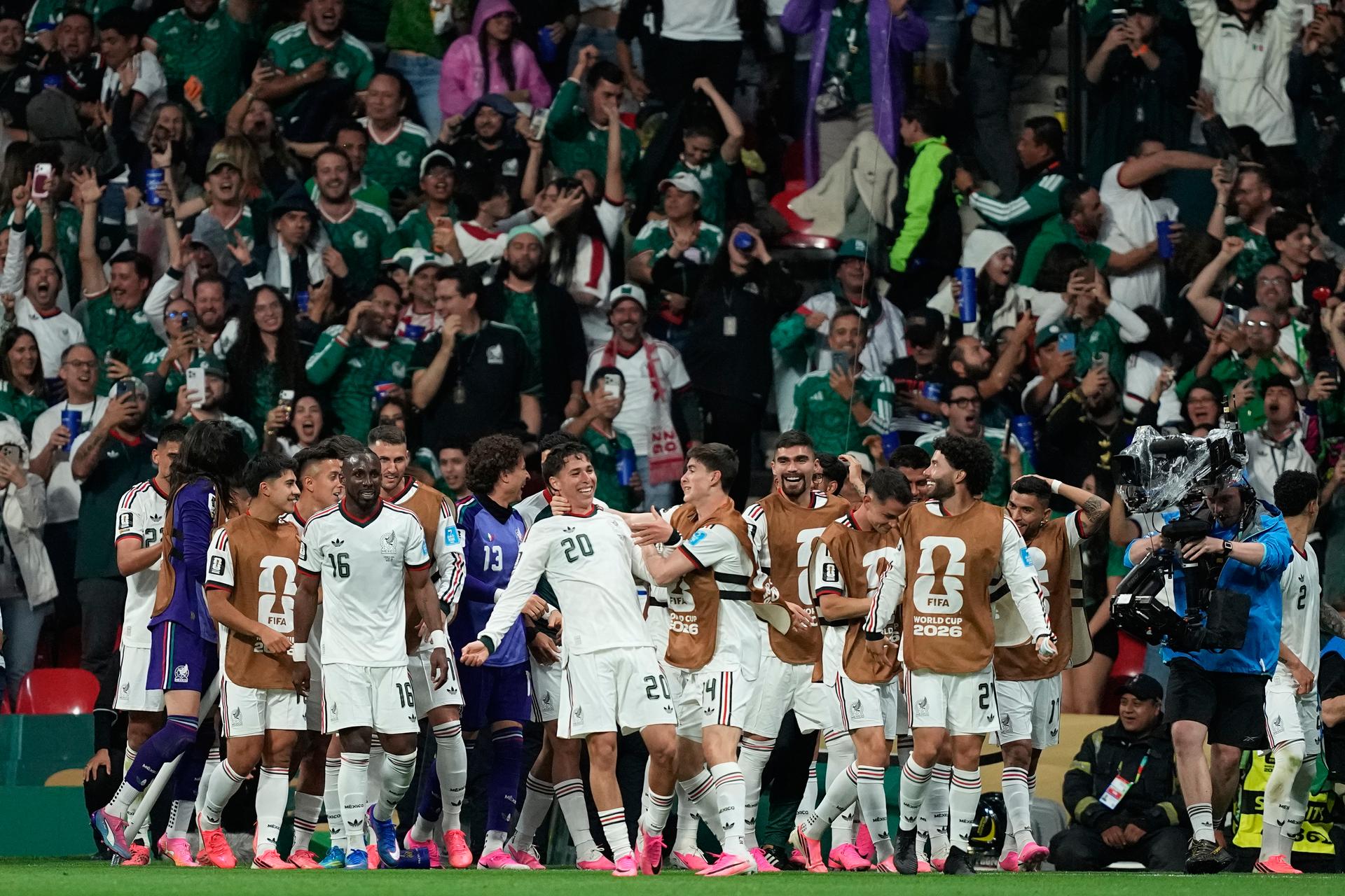 Mexickí futbalisti a fanúšikovia oslavujú po zípase Mexko - Česko na MS vo futbale 2026. Zdroj: SITA/AP