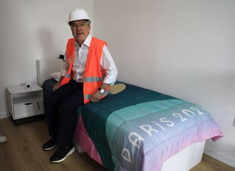 Prezident MOV si vyskúšal posteľ v olympijskej dedine. Športovcom sľubuje dobrý spánok